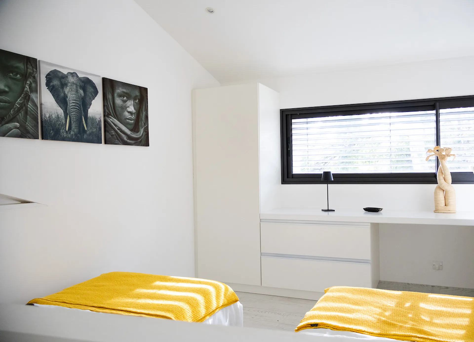 Aménagement sur mesure d’un bureau avec penderie, garde-corps et claustra de séparation de chambre à Aubenas