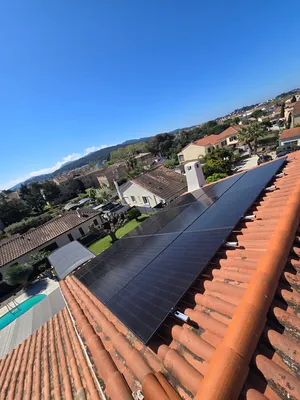 Installation de panneaux photovoltaïques 6 kWc avec batterie virtuelle à Six-Fours-les-Plages : réduisez votre facture et gagnez en autonomie énergétique avec NEXTEK.