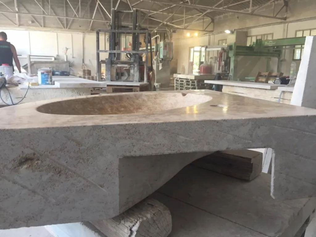 Tailleur de pierre à Valliguières entre Nîmes, Avignon, Uzès dans le Gard