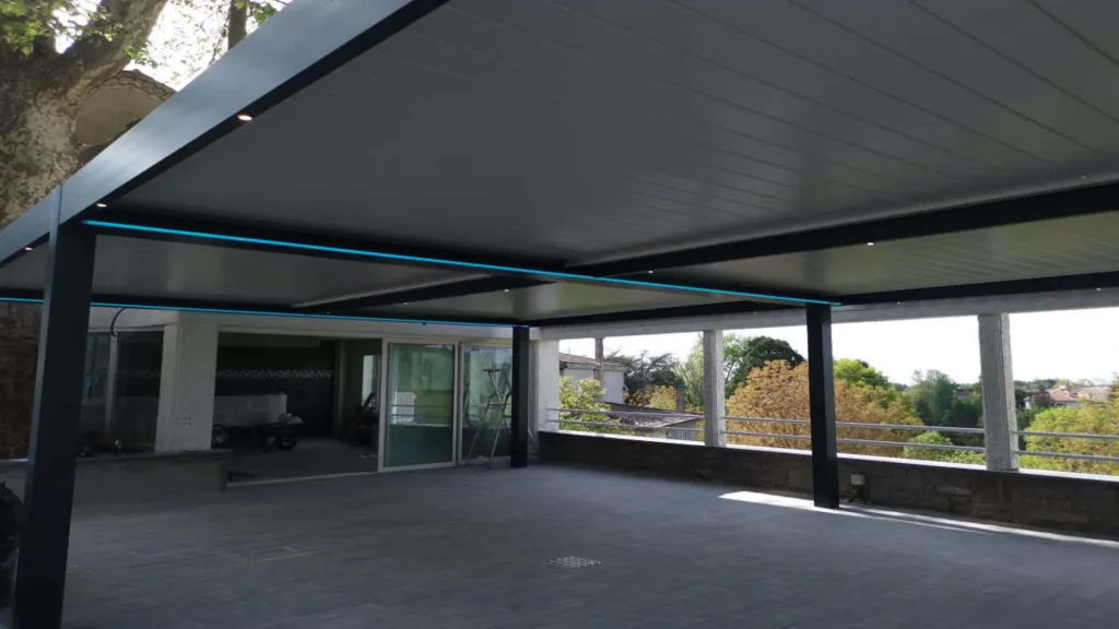 Installation de pergola bioclimatique motorisée avec éclairage LED intégré à LACROUZETTE pour la terrasse d'un restaurant
