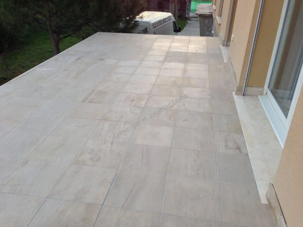 Dallage d'extérieur en pierre dur de Bourgogne (Champagny Dorée), situé à proximité de Nîmes et de Montpellier (Langedoc Roussillon)