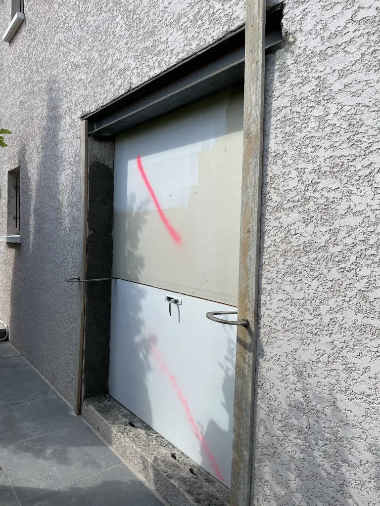 Ouverture d’un mur porteur avec pose d’IPN pour la création d’une baie vitrée, garantissant la solidité de la structure du bâtiment