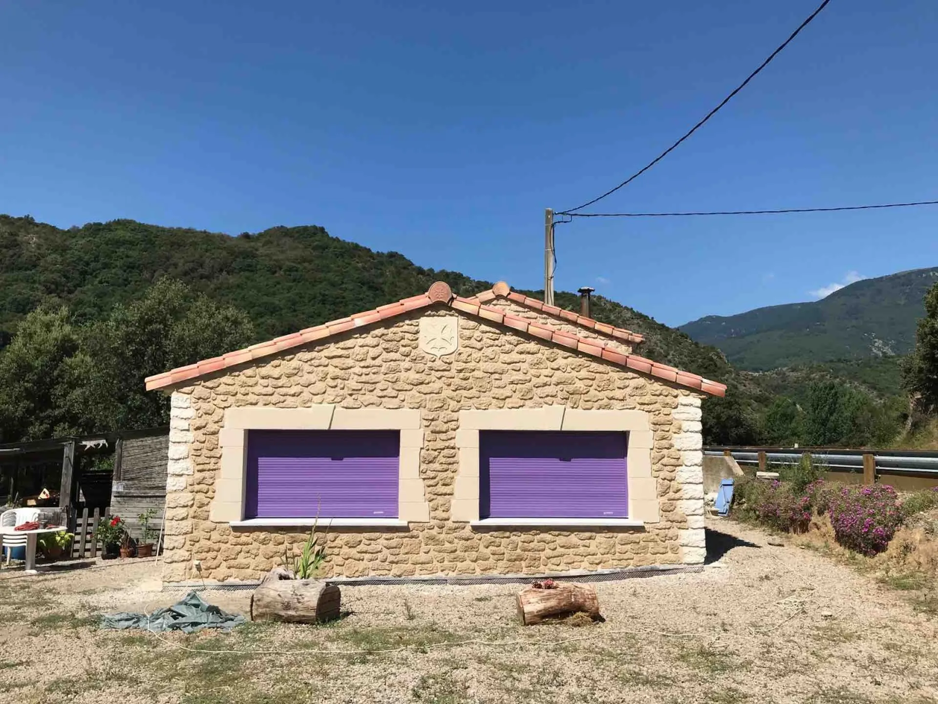 Facade en Pierre taillée sur une Rénovation à Olargues dans les Hauts Cantons près de Saint-Pons de Thomières et Béziers