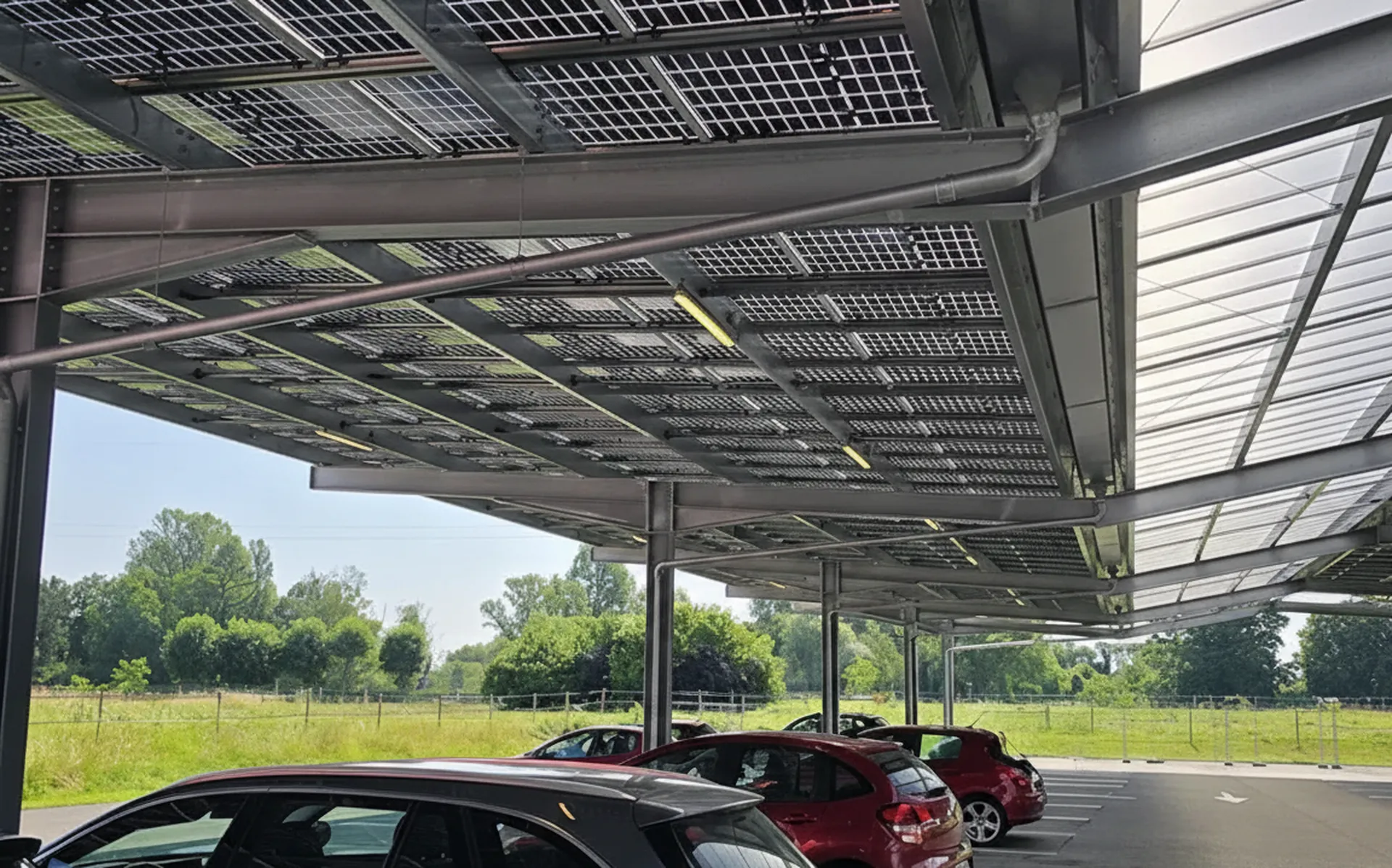  parking couvert par des ombrières photovoltaïques devant un bâtiment tertiaire en Charente.