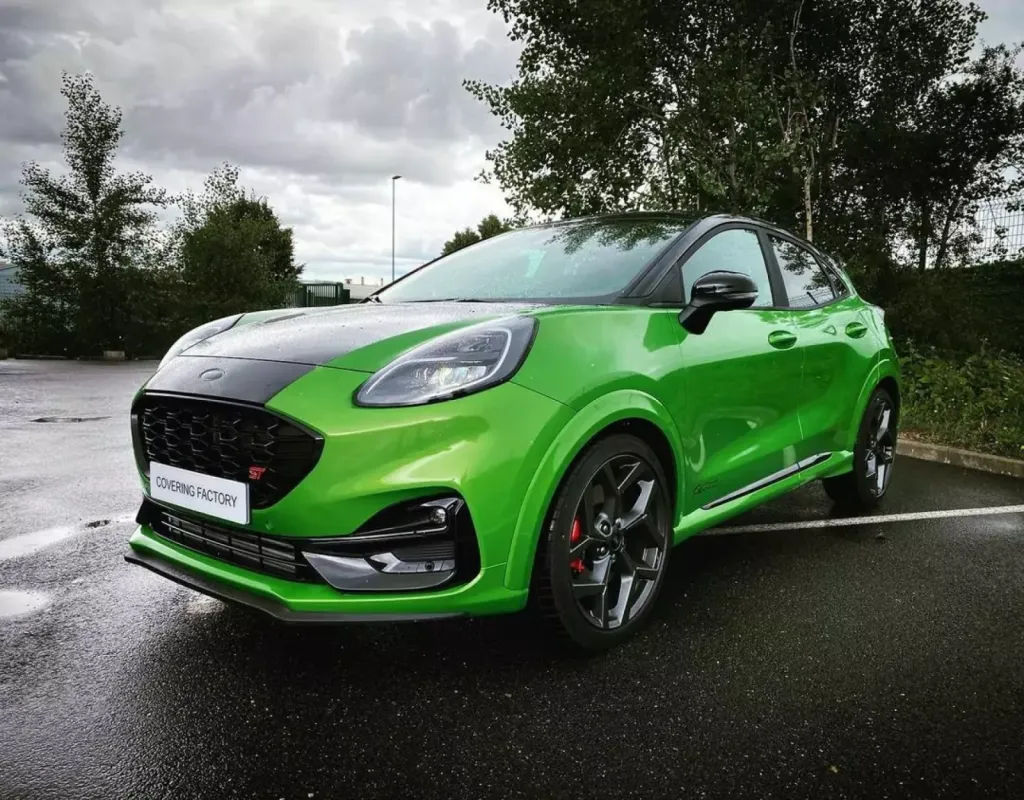 Covering noir brillant sur le capot, dessus du pare choc avant, prolongement des arches de toit et logo avant et arrière pour ce Ford Puma ST à Saint-Etienne