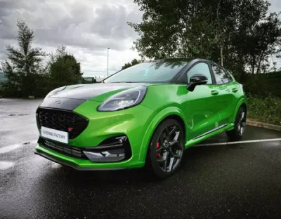 Covering noir brillant sur le capot, dessus du pare choc avant, prolongement des arches de toit et logo avant et arrière pour ce Ford Puma ST à Saint-Etienne