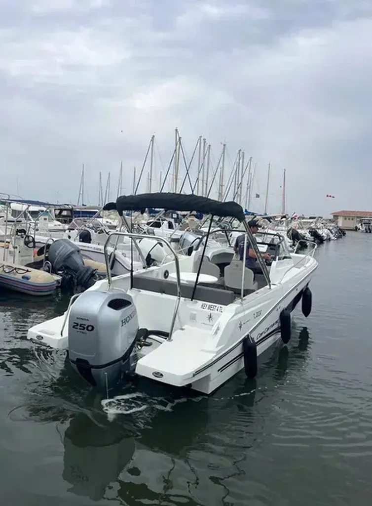 Jeanneau Cap Camarat 7.5 WA d’occasion de 2025 équipé d'un moteur Honda BF250 en vente chez Toni Marine à La Londe les Mauresproche de Grimaud