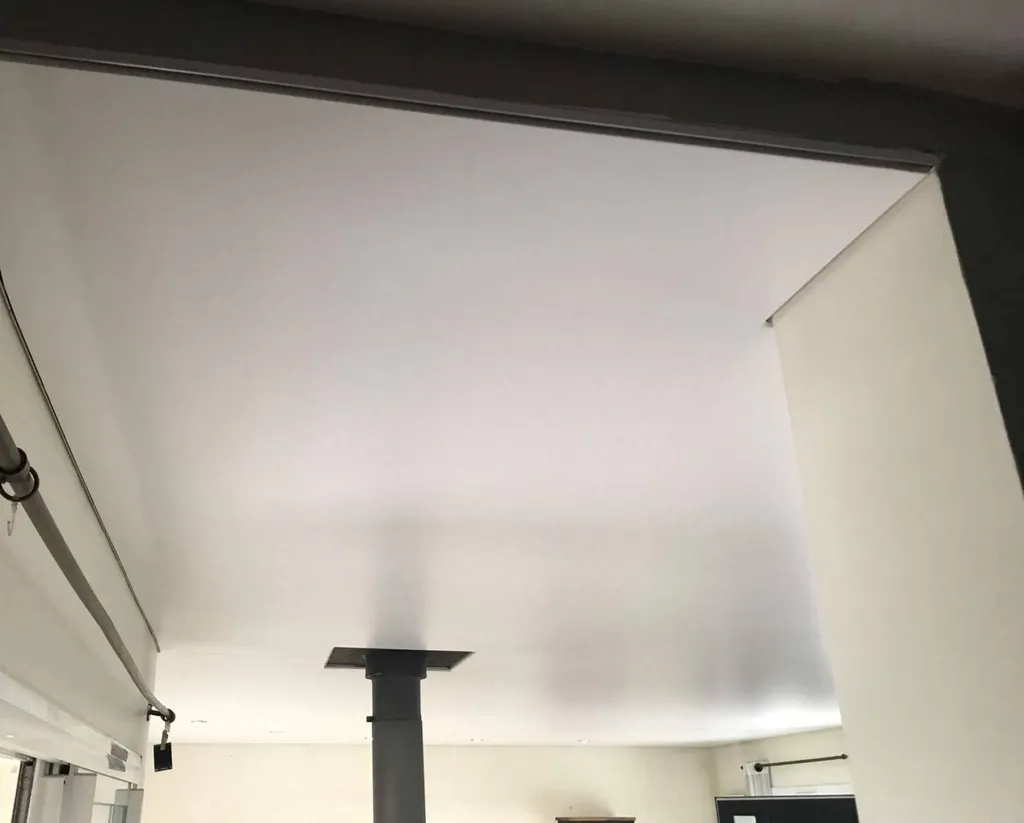 Pose plafond tendu blanc mat BARRISOL avec intégration poêle central - Roques sur Garonne 