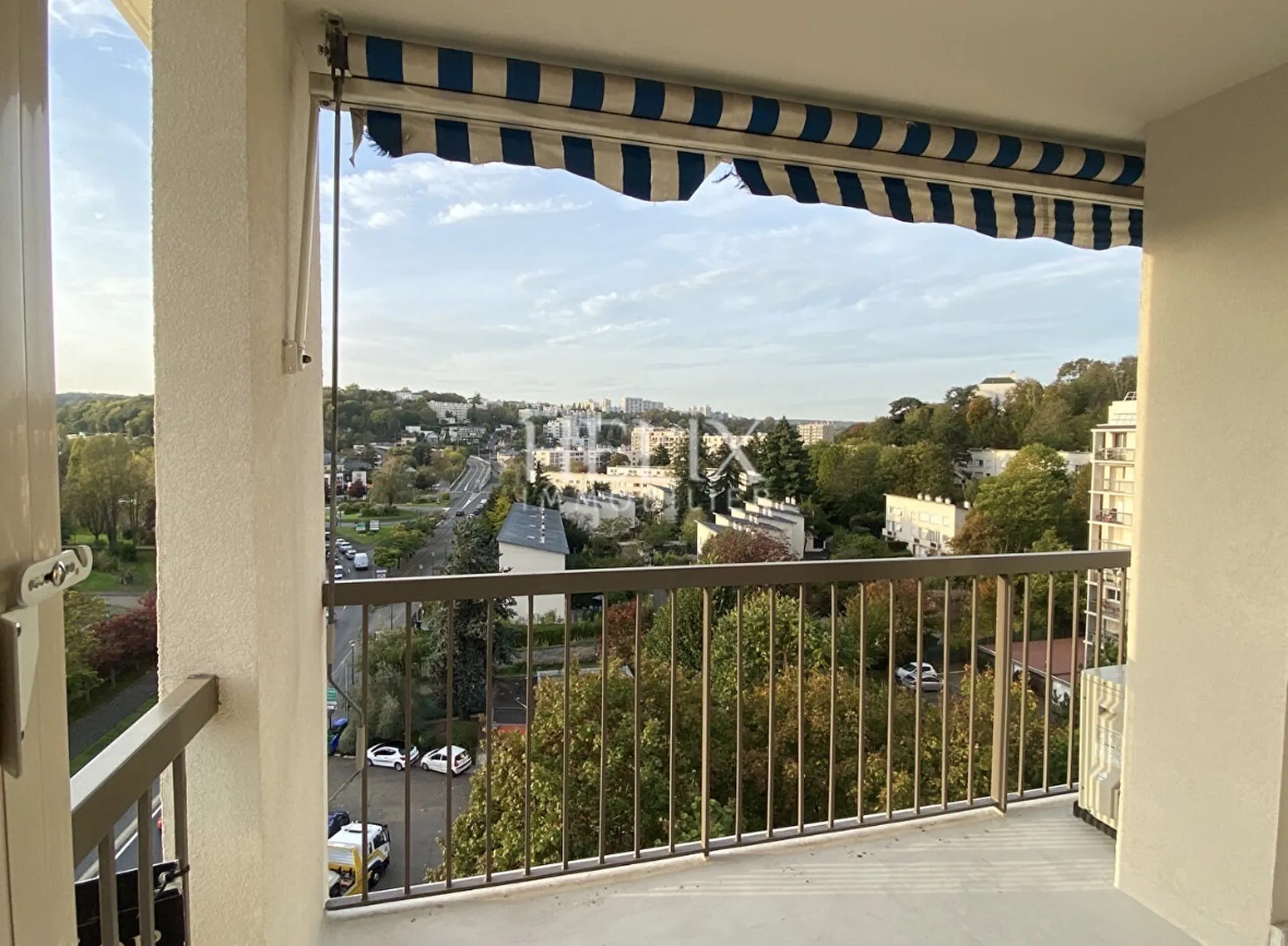 Le Pecq – Charles de Gaulle : 5 pièces traversant au dernier étage, loggia plein sud, vue dégagée