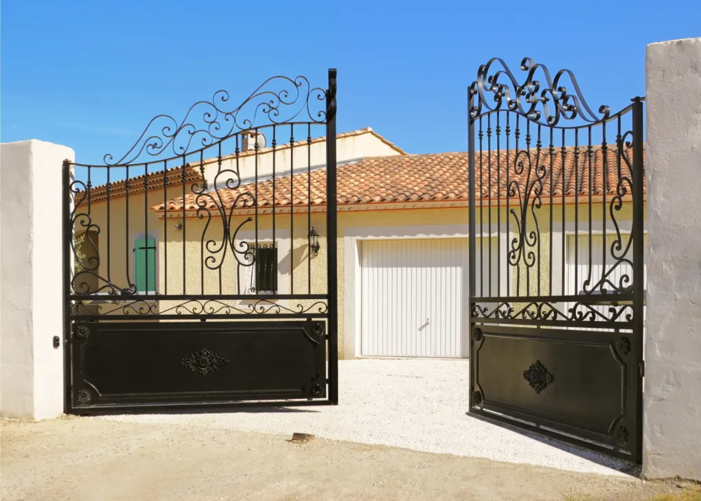 Portail de type ferronnerie ou portail télescopique sur mesure à Saint-Didier-au-Mont-d’Or, avec claustra et barrière assortie esthétique