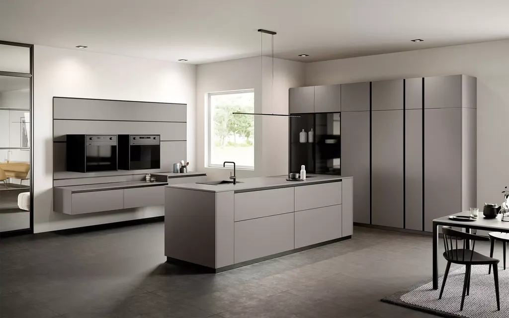 Cuisine design grise sans poignées avec des meubles suspendus pour un intérieur original et différent en Haute Garonne