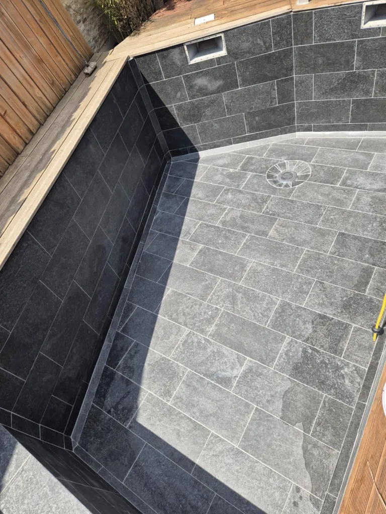 CARRELAGE INTERIEUR DE PISCINE ARDESIA DARK AU FORMAT 61.3 x 30.3 x 0.9 CM HORS EAU