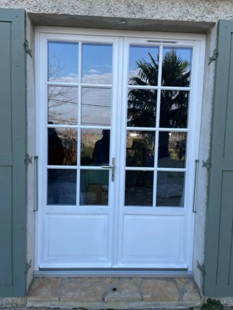 Porte fenêtre vitrée pvc 2 vantaux sur mesure dans l'Ain 01