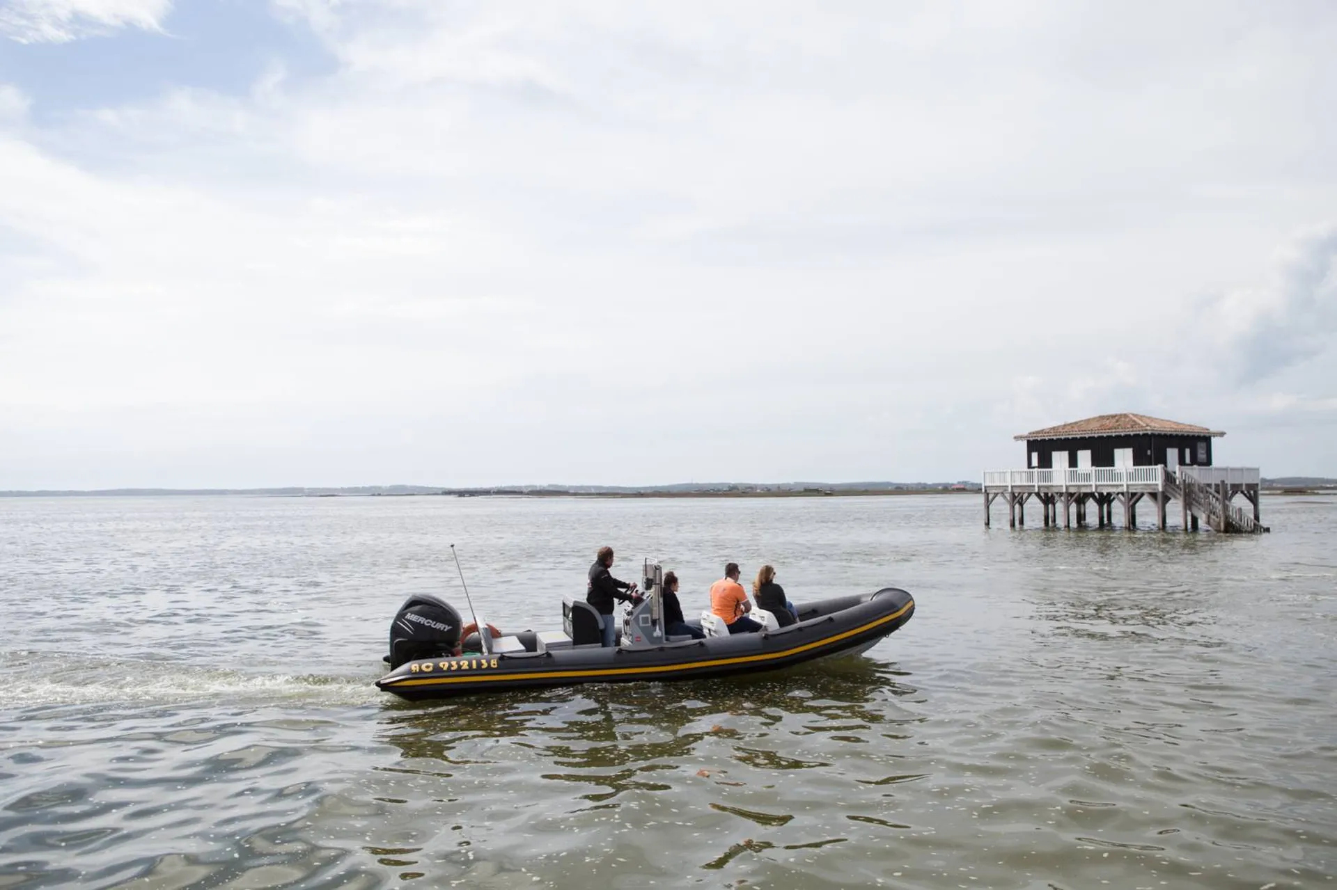 Bateau-taxi en approche des cabanes tchanquées sur l'île aux oiseaux