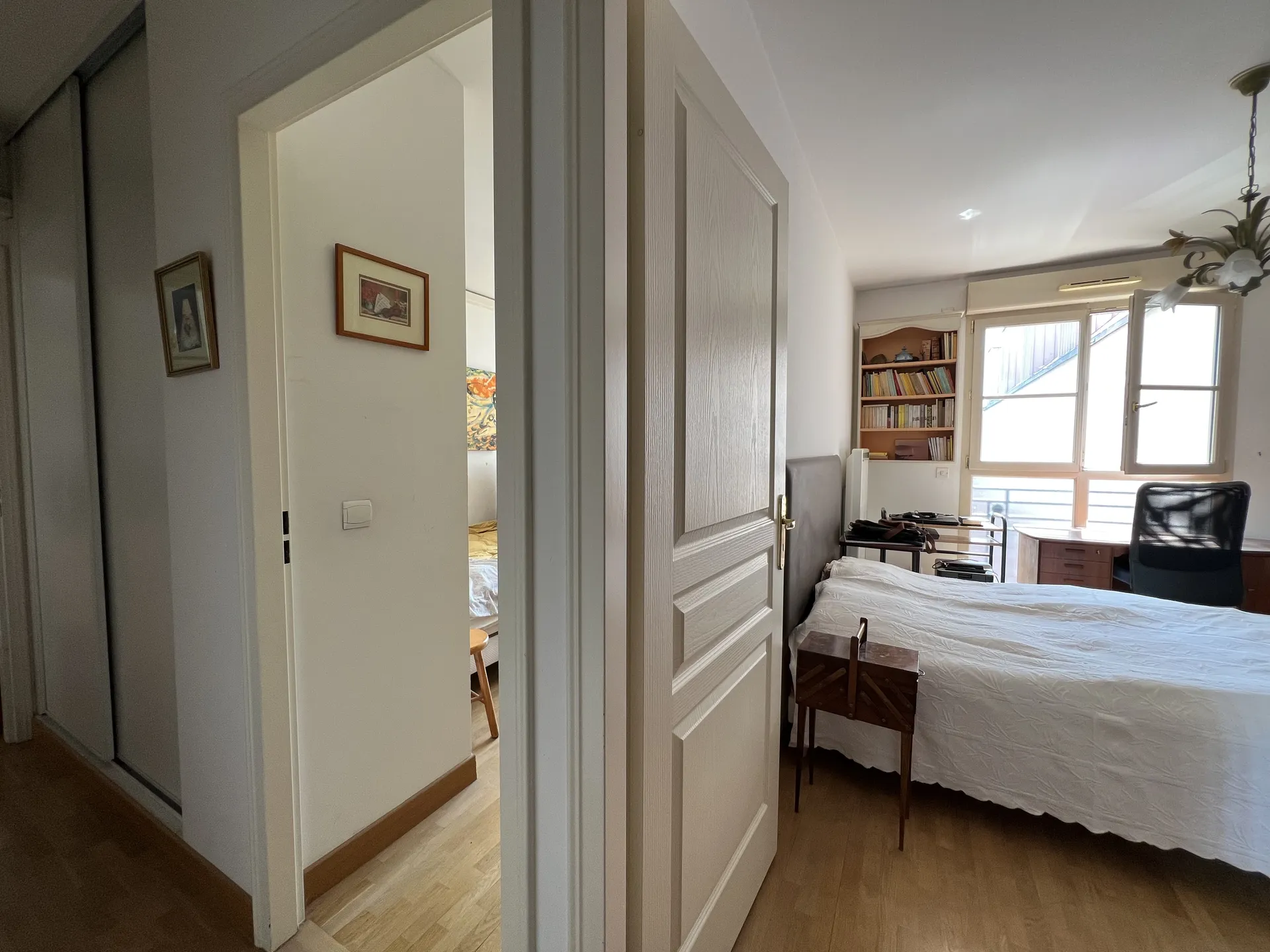 A vendre appartement centre du Vésinet avec 2 chambres climatisation une jolie terrasse sans vis à vis parking double en sous sol et ascenseur