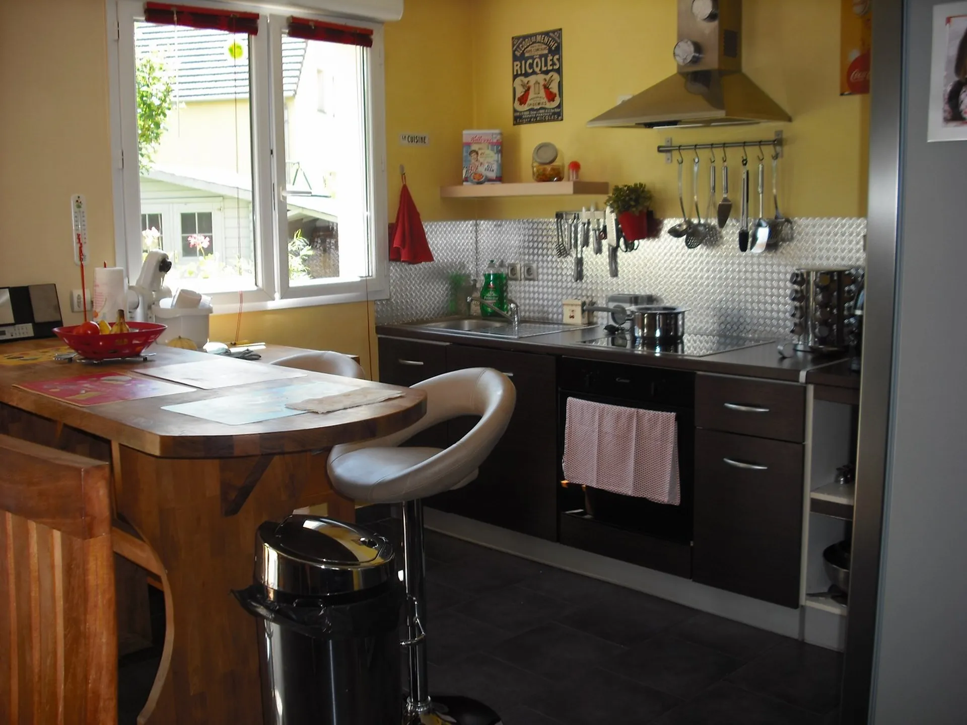 Cuisine ouverte aménagée et équipée