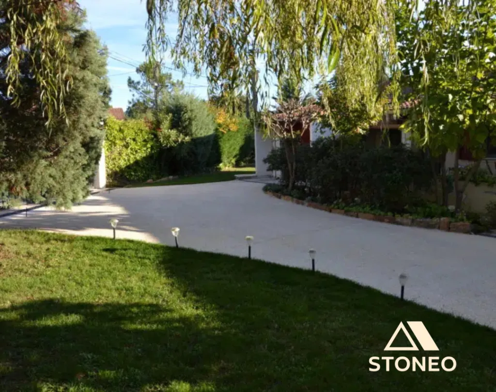 Allées carrossables ou piétonnes STONEO. Solution drainante granulat de marbre et résine, respect PLUi. Moquette de pierre et murs en gabion 26, 07 et 38
