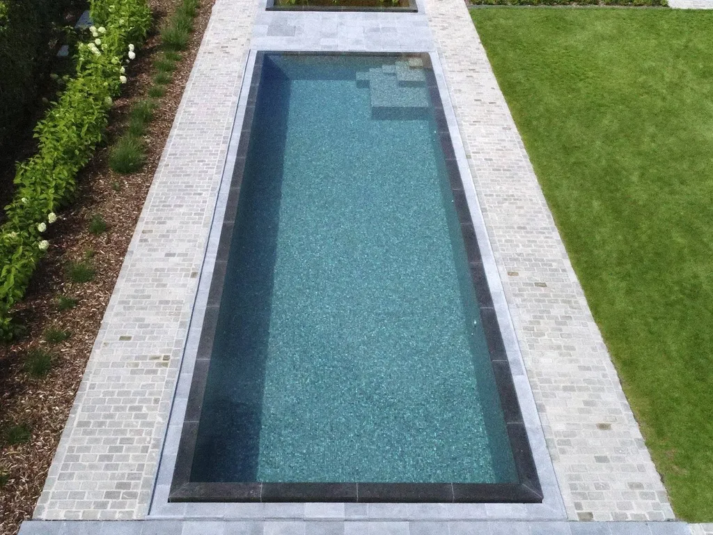 UNE PISCINE MODERNE - MOSAÏQUE TIGRATO