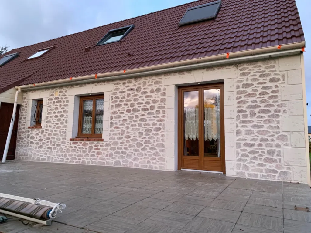 Ravalement de façade enduit projeté crépi par entreprise RGE sur maison individuelle secteur Breauté proche Fécamp 76 