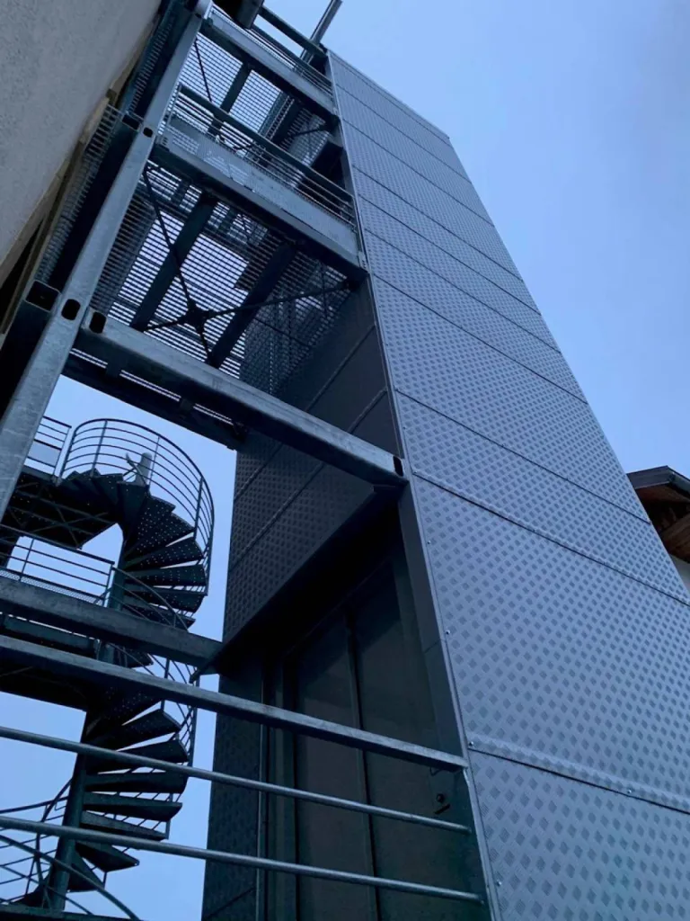 les accès extérieurs avec l'élévateur vertical extérieur et l'escalier de secours en Avignon