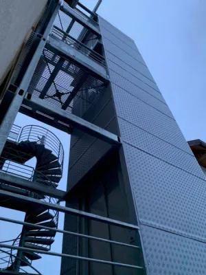 les accès extérieurs avec l'élévateur vertical extérieur et l'escalier de secours en Avignon