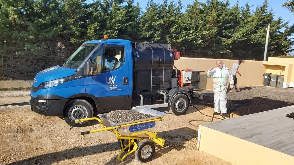 Application d'un gravillonnage bicouche dans la cour de la villa d'un particulier à Six-Fours les Plages dans le Var