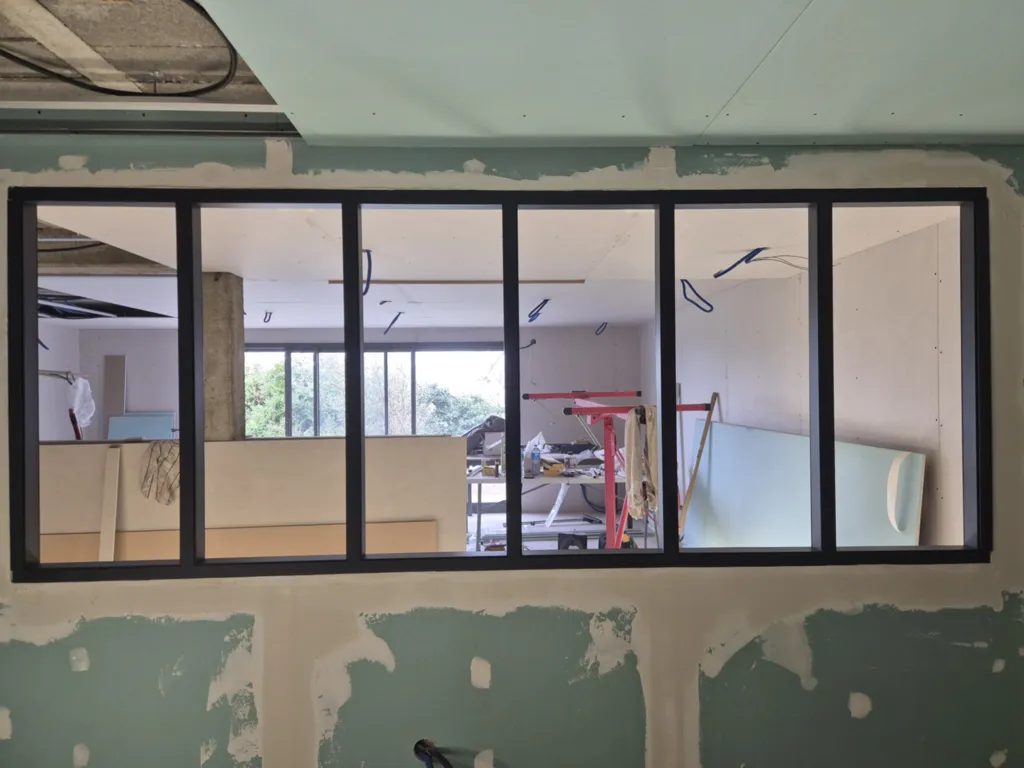 Réalisation d'une verrière en alu de 3,50m pour séparer la cuisine et le salon dans une maison à Mâcon en Saône et Loire