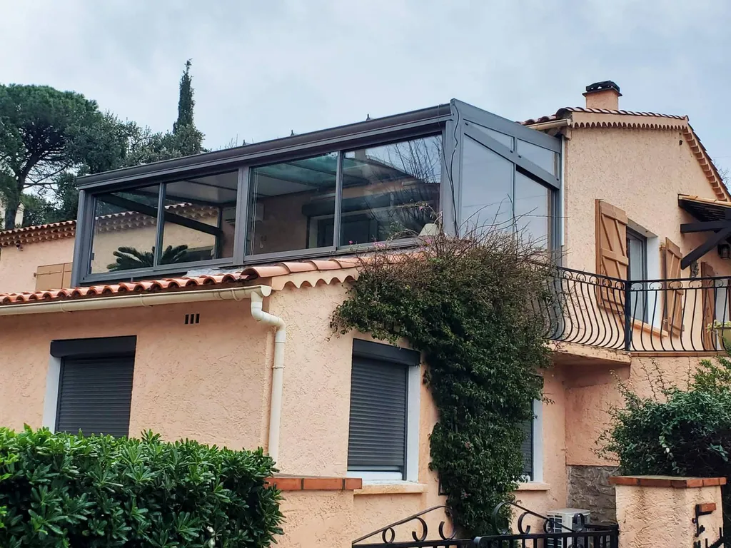 Superbe véranda installée dans une propriété près de Gardanne