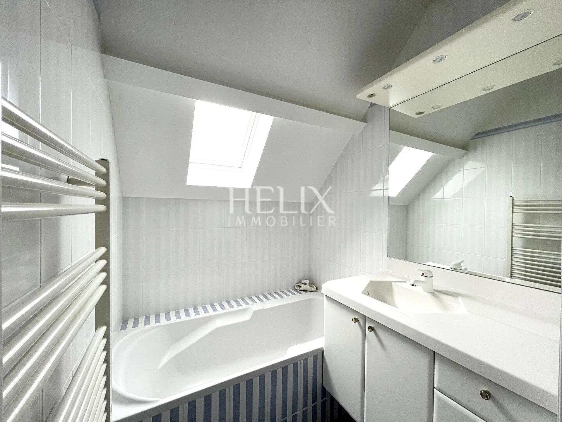 En exclusivité à vendre Orgeval une jolie maison de 210 M²  édifiée sur terrain de 834 M², 5 minutes à pied du centre ville, commerces , proche école Jeanne d'Arc.