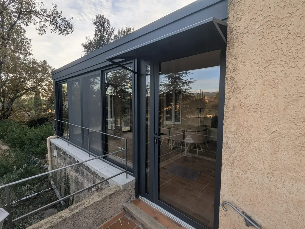 Fabrication et installation d'une véranda en aluminium RAL 7016 avec toiture pleine et marquise à Bedoin dans le Vaucluse