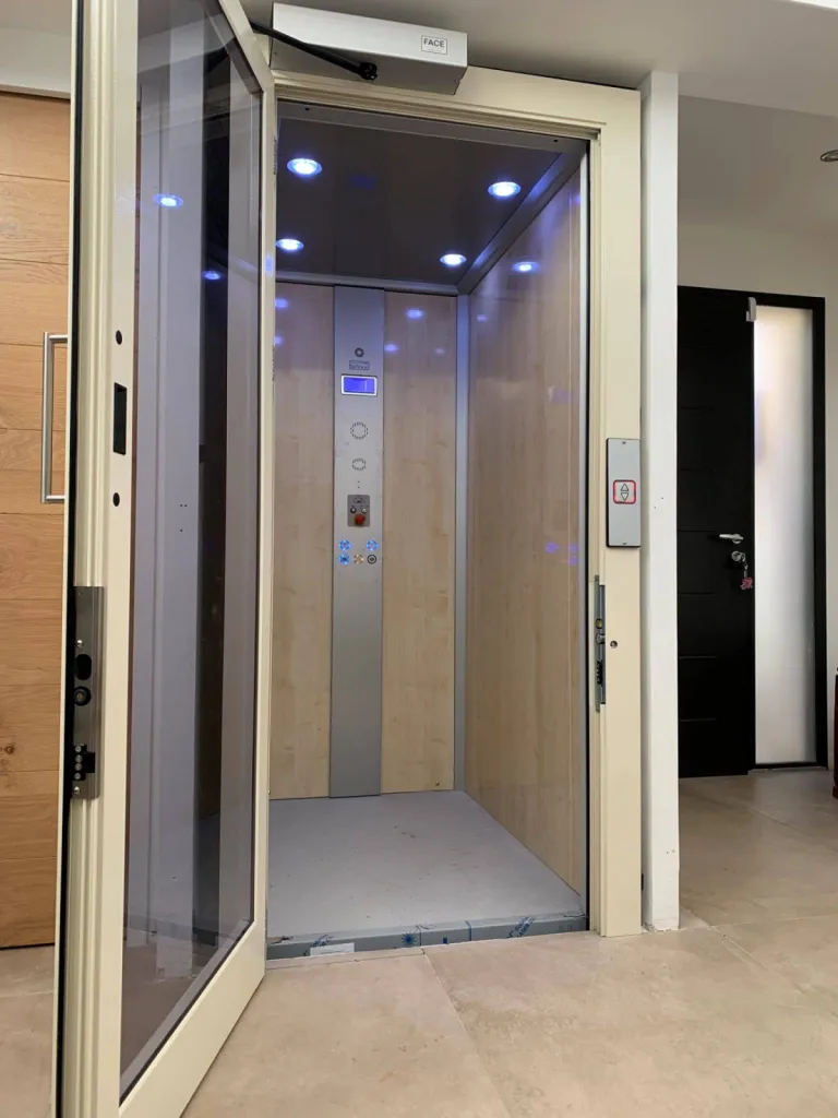 Le passage libre facilite les manoeuvres avec le fauteuil roulant dans cet ascenseur de maison hydraulique en intérieur installé entre Marseille & Aix en Provence