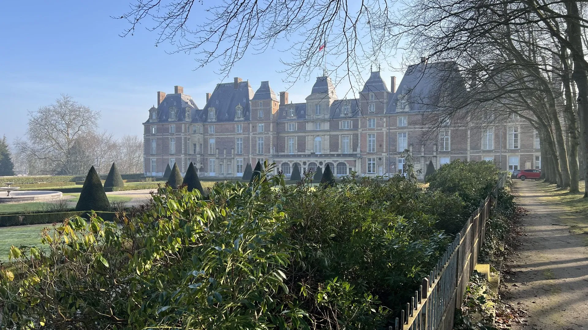 Magnifique demeure de famille 283m², 7 chambres, salle de jeux, patio véranda, dépendances et jardin arboré 6078m², emplacement privilégié centre-ville de Eu 76260.