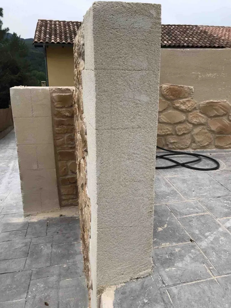 création d’une finition pierres et torchis sur murs de clôtures d’une maison à lamalou les bains proche de bedarieux.