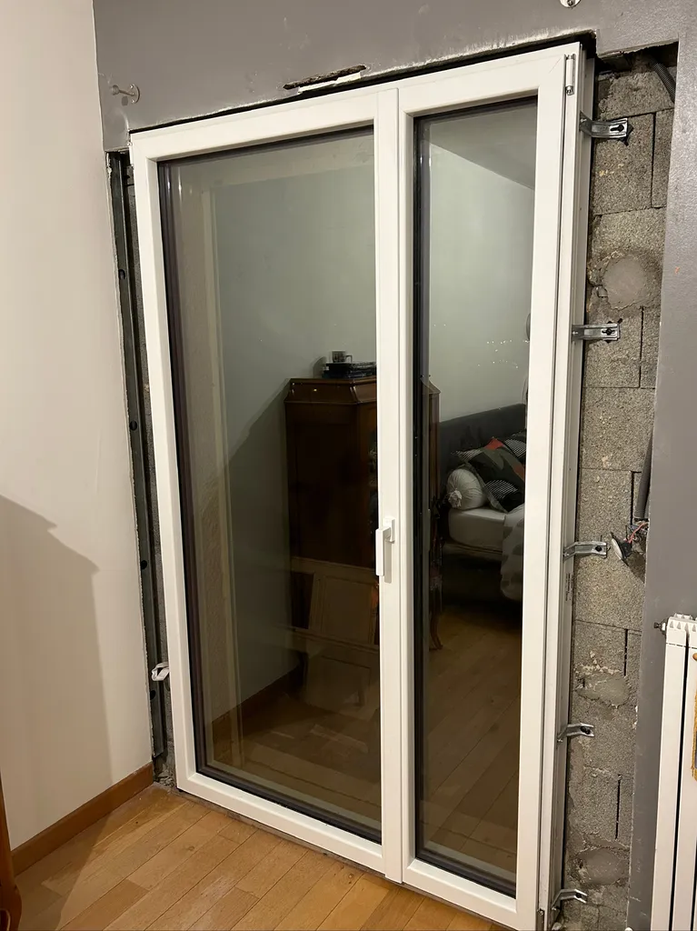 Pose en applique de fenêtres aluminium avec fixation sur mur en moellon dans une maison à Couzon-au-Mont-d’Or (Rhône 69) pour garantir une isolation thermique performante et une fixation durable