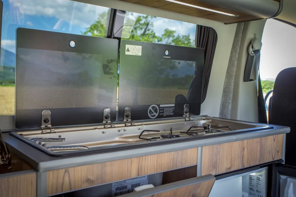 Aménagement intérieur sur-mesure VW Transporter T6 Court avec banquette Reimo et finition bois vieilli à Chambéry en Savoie