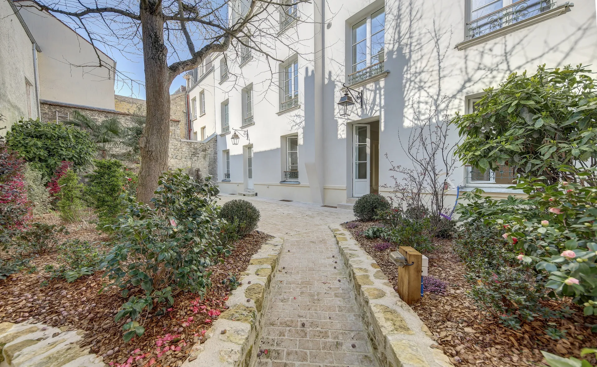 facade d'un hôtel particulier dans le centre de st germain
