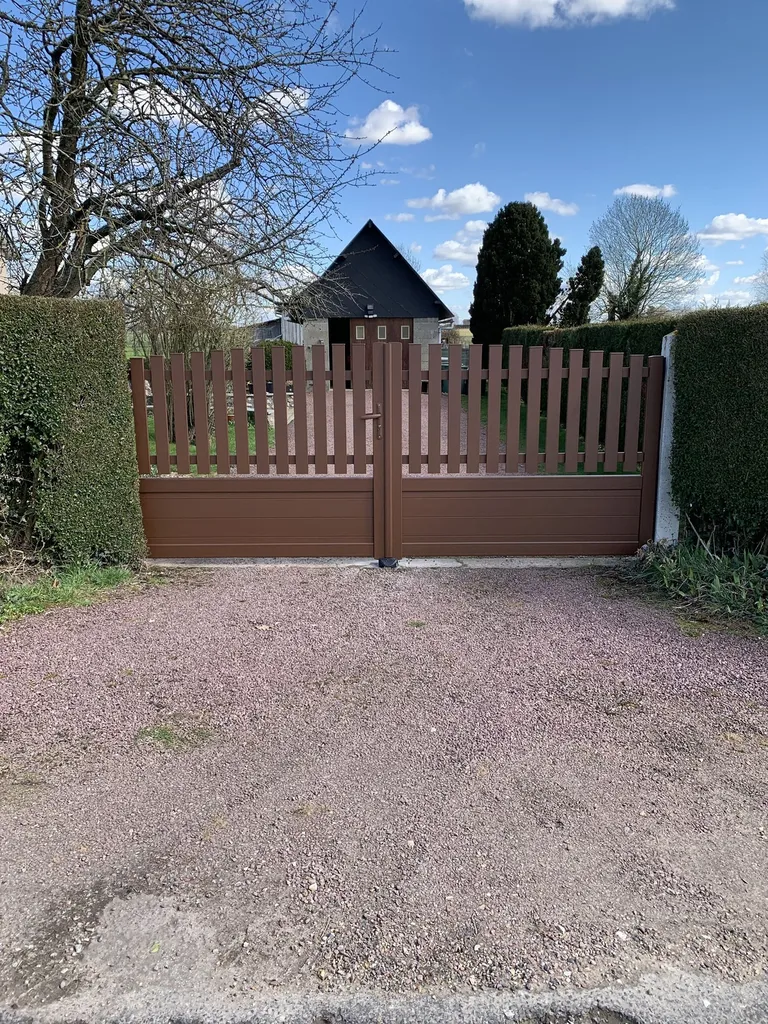 Installation de Portail battant en aluminium manuel, Clôtures de façade et Aménagements d'entrées de propriété à Beuzeville dans l’Eure 27 et ses communes limitrophes