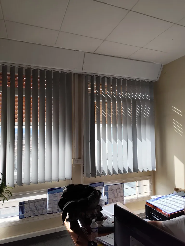 Fournitures et pose de stores californiens sur fenêtres et baies vitrées hôpital Aix en Provence