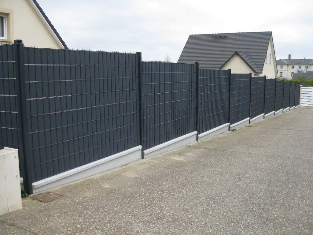 Installation de Clôture PVC occultante, Panneaux rigides avec lattes de protection et Brise-vue à Lisieux dans le Calvados 14 et ses Alentours