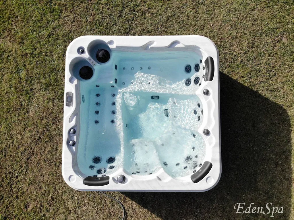 spa sur gazon exterieur peypin