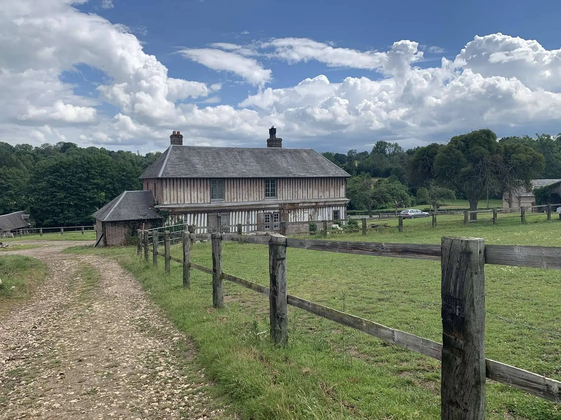 A vendre Propriété Normande et ses dépendances sur 22 hectares dans le secteur de Pont-L'Evêque 14130