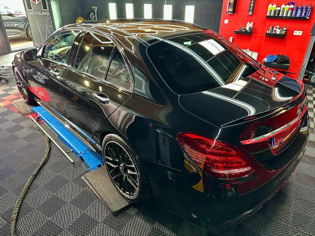 Detailing auto rénovation carrosserie lyon traitement céramique Mercedes C63 AMG