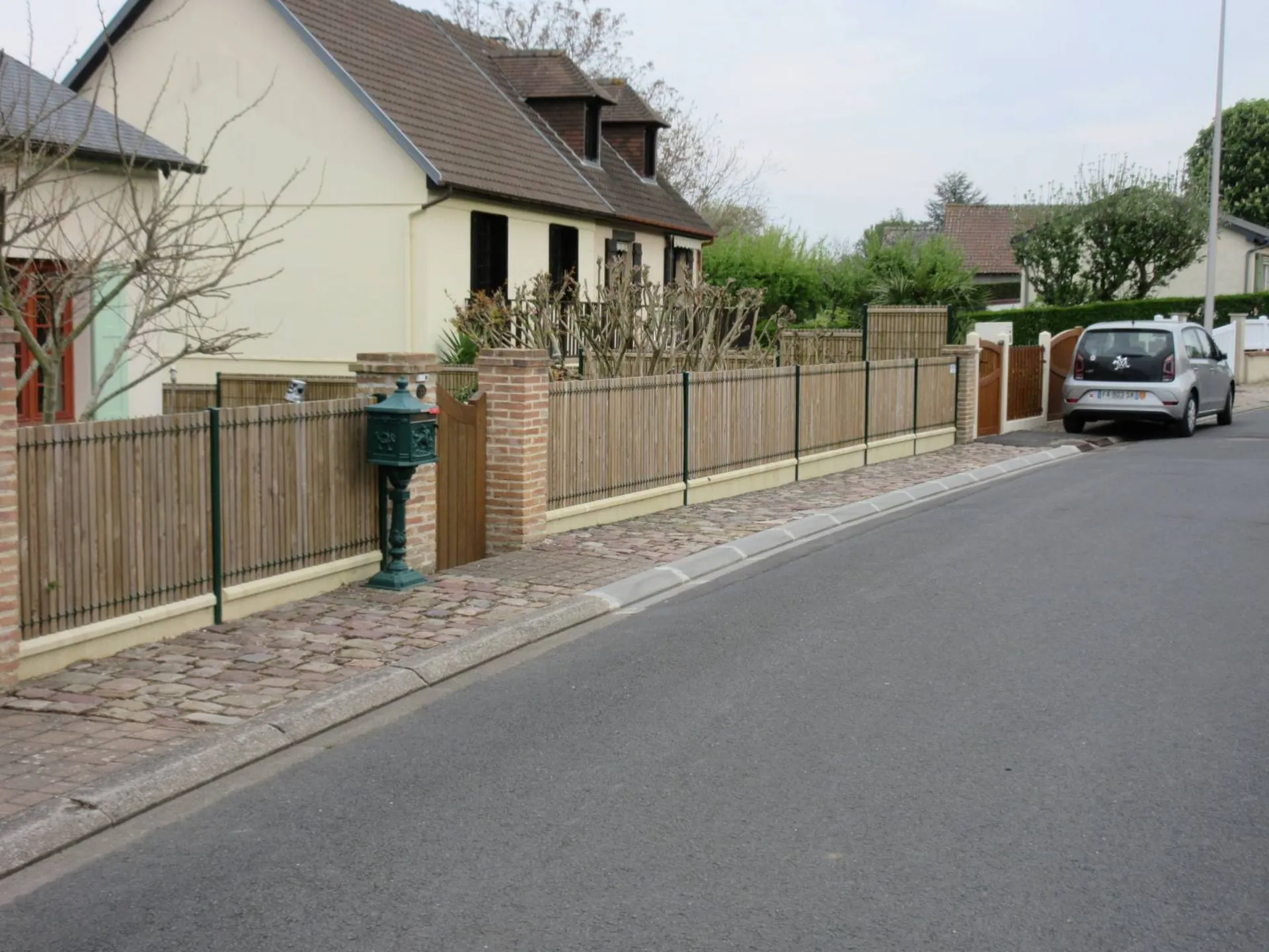 Pose d'une clôture rigide avec occultants bois à St Arnoult 14