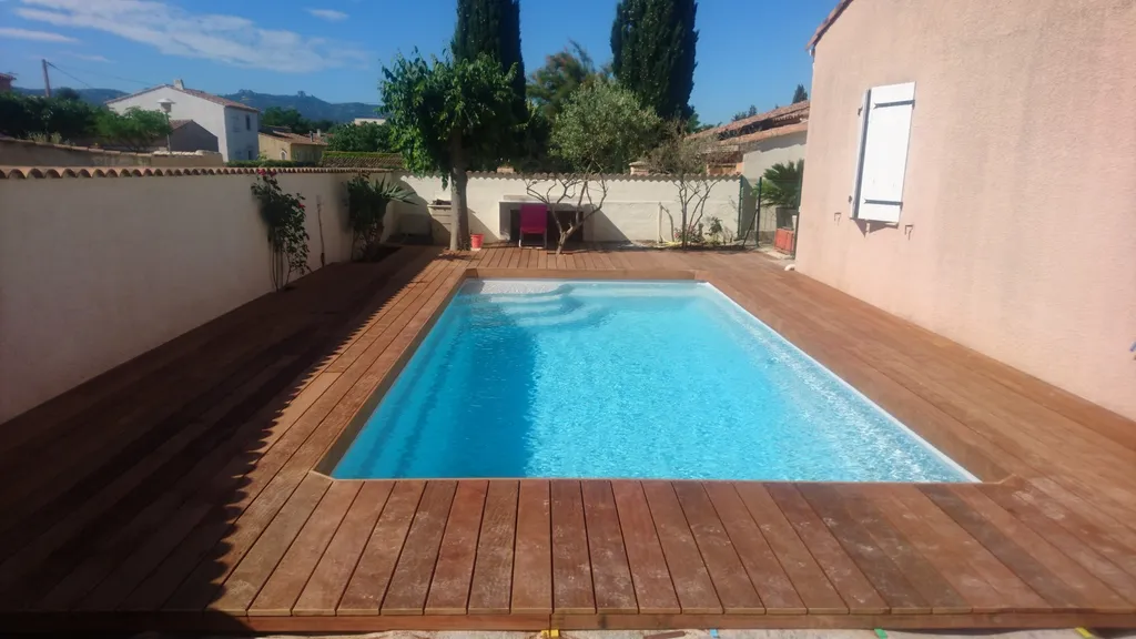 Tour d'une piscine bois en bois exotique Itauba sur plots bétons à Gardanne