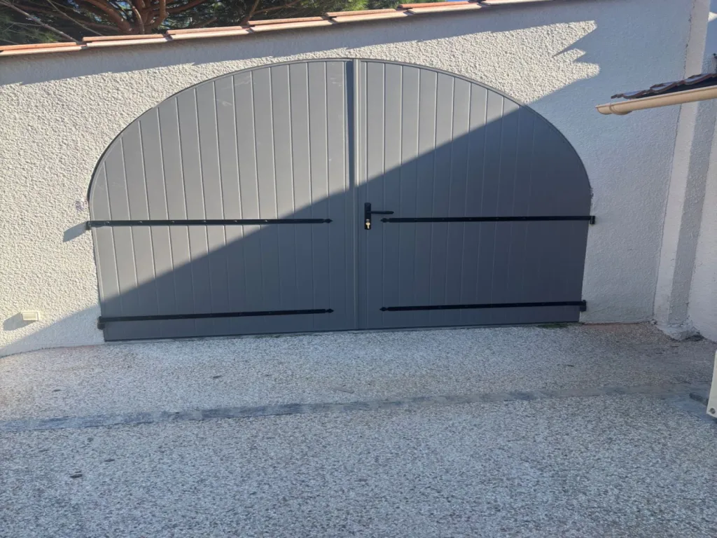 Pose d’une porte de garage cintrée à Cenon, proche de Bordeaux