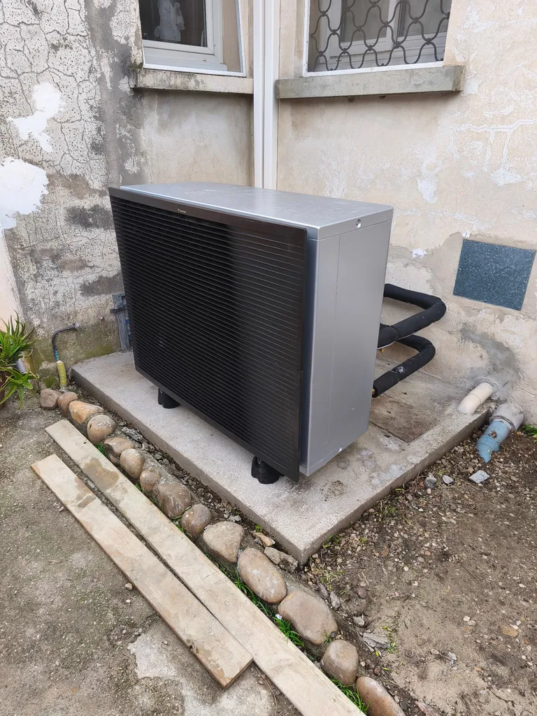 PAC air-eau haute température compatible radiateurs fonte et acier pour rénovation énergétique par installateur certifié RGE Qualipac à Bédarieux 34600 proche de Clermont-l'Hérault