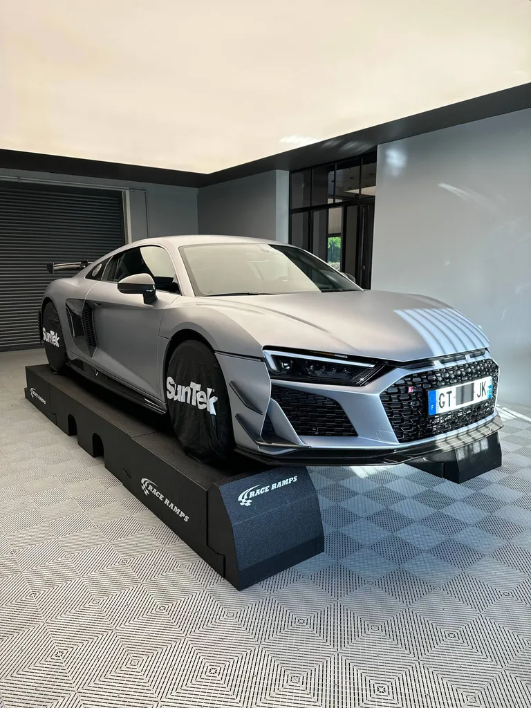 Pose d'un film de protection PPF sur une Audi R8 GT à Le Mans