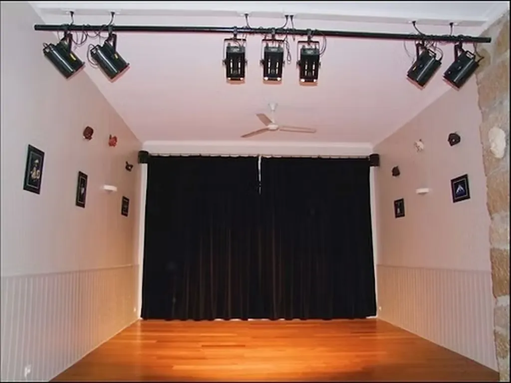 location rideau de scéne 5.50M noir à Ollioules dans le Var