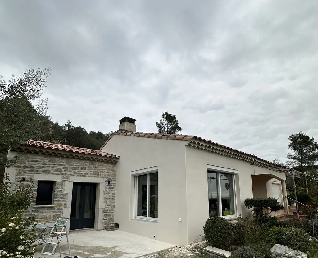 Pour une façade de qualité dans les Bouches-du-Rhône (13), les Alpes-de-Haute-Provence (04), le Var (83) ou plus largement dans le sud-est de la France, contactez STONEO