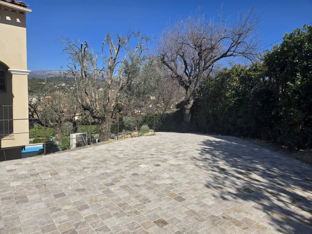 Terrasse en pavé travertin beige